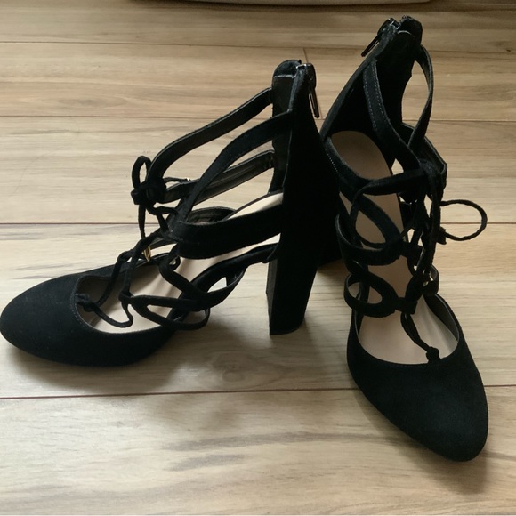 Black strapped heels - Picture 2 of 4